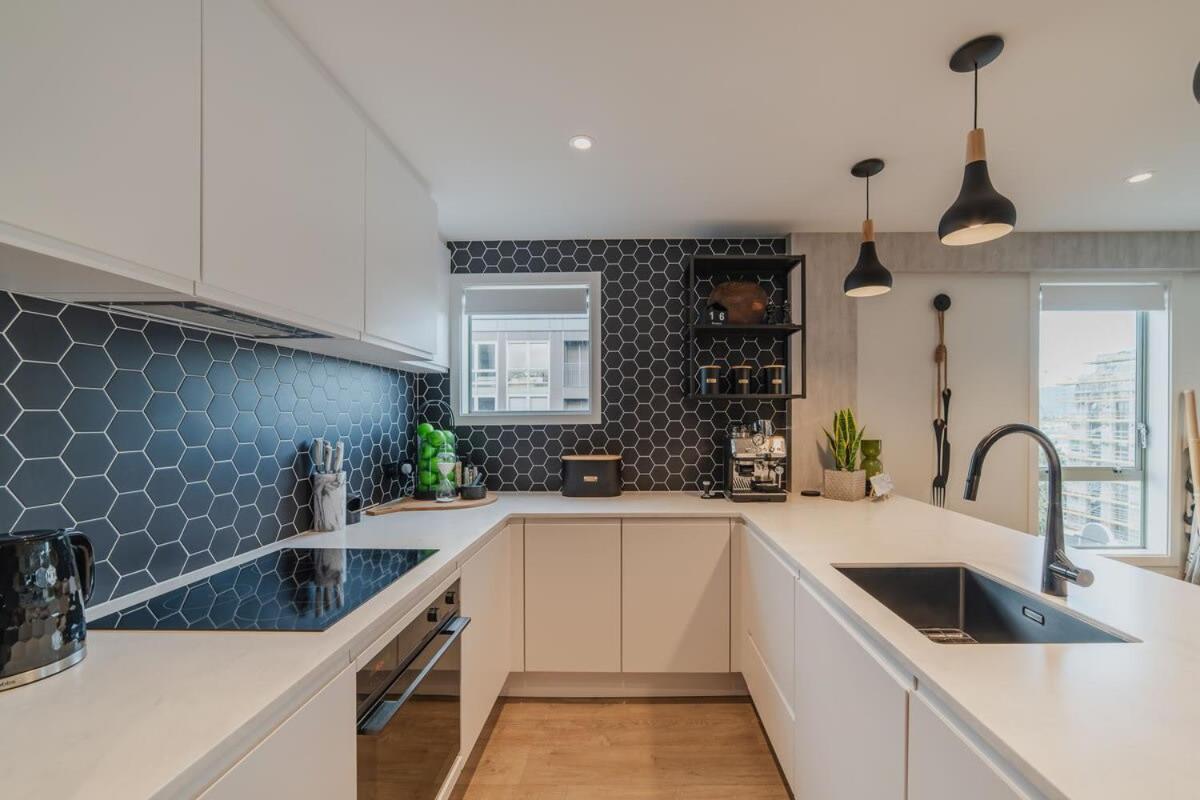 Penthouse Perfection - 2Br Elegance On Worcester St Christchurch Bagian luar foto
