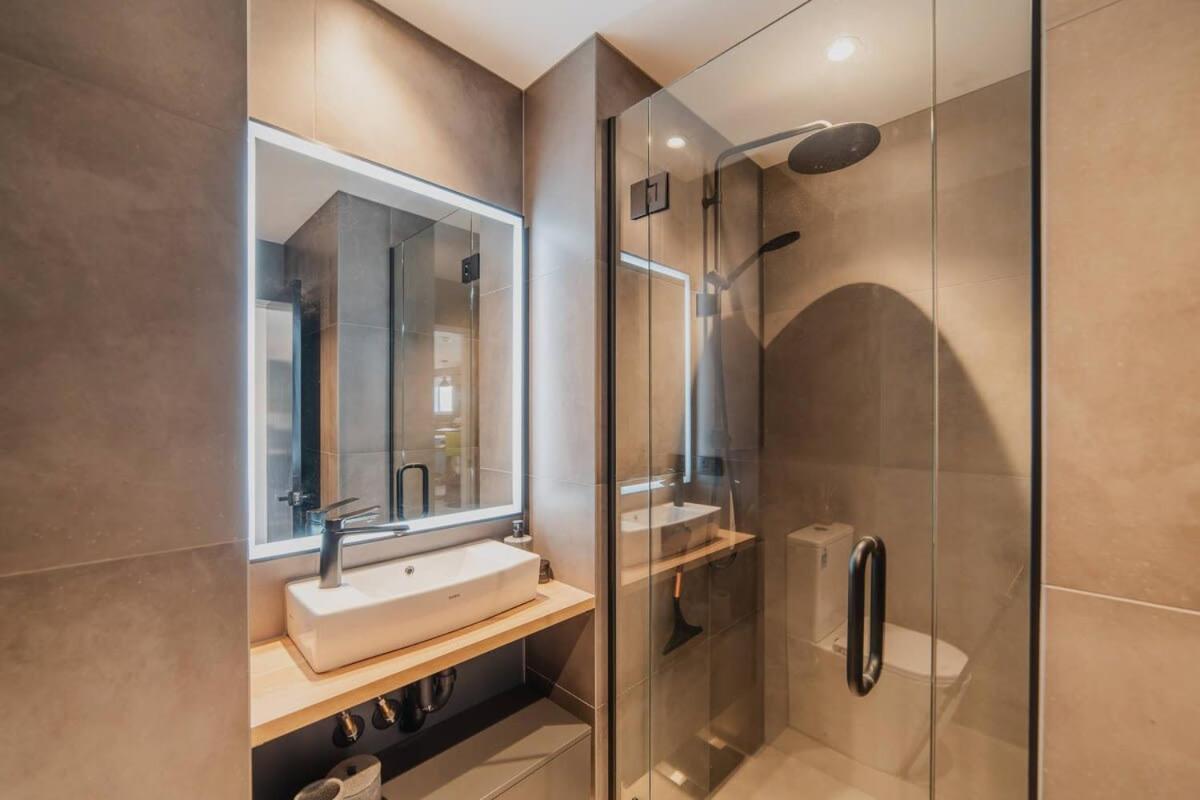 Penthouse Perfection - 2Br Elegance On Worcester St Christchurch Bagian luar foto