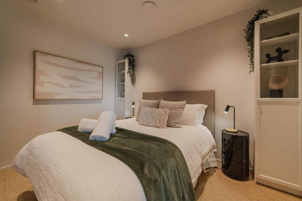 Penthouse Perfection - 2Br Elegance On Worcester St Christchurch Bagian luar foto
