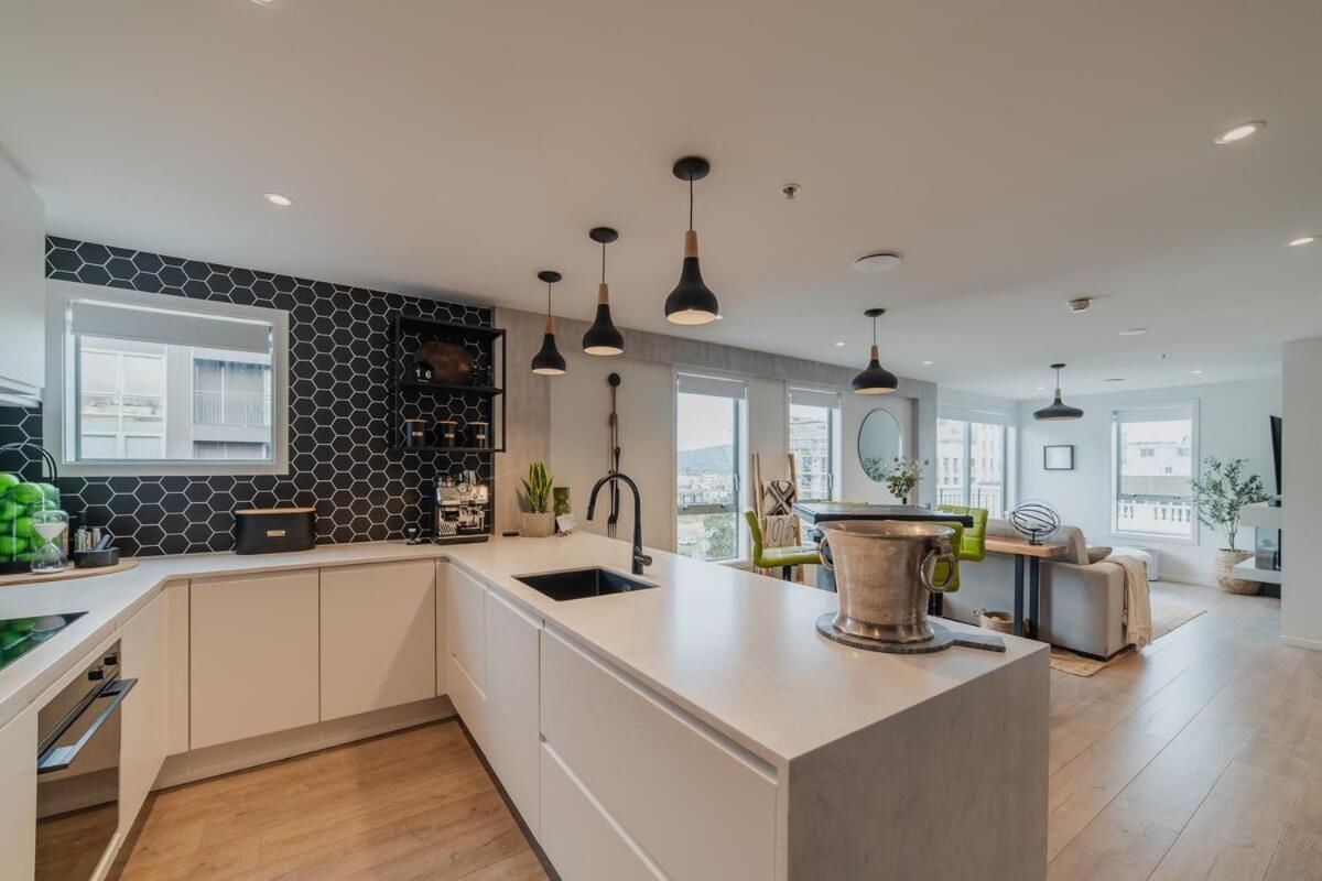 Penthouse Perfection - 2Br Elegance On Worcester St Christchurch Bagian luar foto